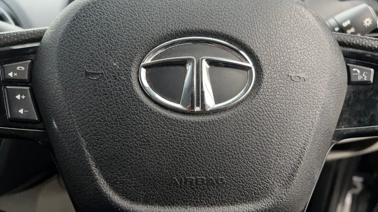 Used 2018 Tata Tiago Revotron XZA Petrol Automatic top_features Airbags