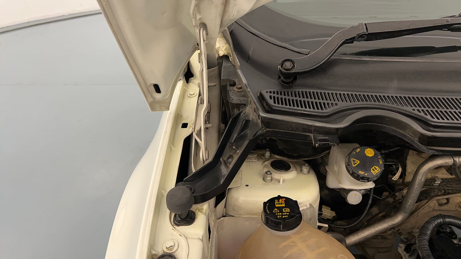 Used 2018 Ford EcoSport Titanium 1.5L Ti-VCT Petrol Manual engine ENGINE RIGHT SIDE HINGE & APRON VIEW