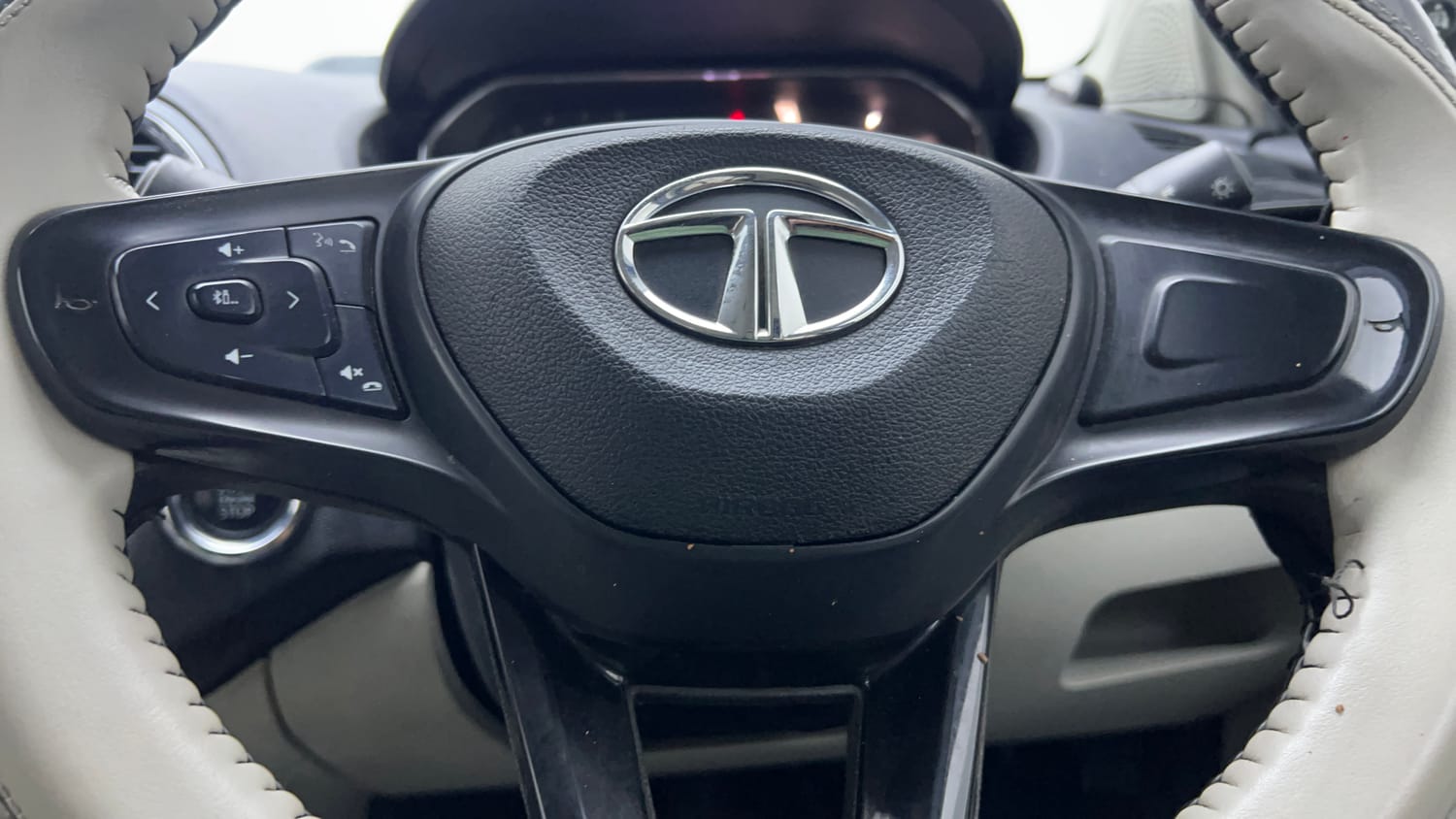 Used 2023 Tata Tigor XZ CNG Cng Manual top_features Steering mounted controls