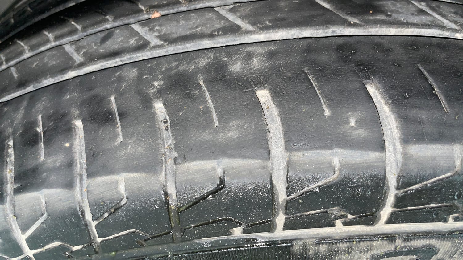 Used 2023 Kia Seltos GTX Plus 1.4 DCT Petrol Automatic tyres LEFT FRONT TYRE TREAD VIEW