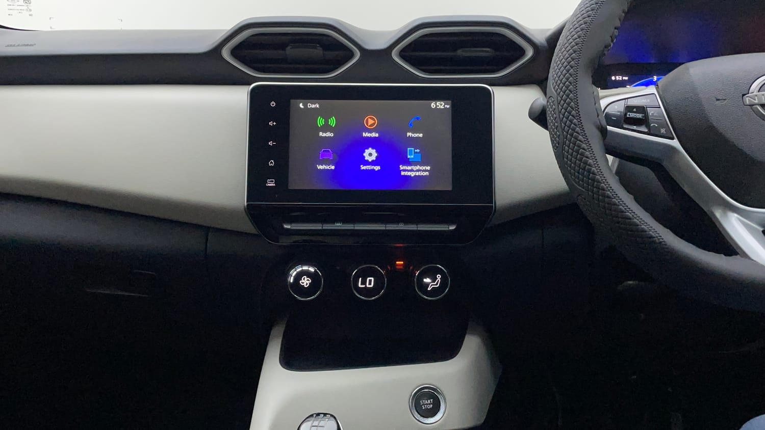 Used 2022 Nissan Magnite XV Turbo Petrol Manual interior MUSIC SYSTEM & AC CONTROL VIEW