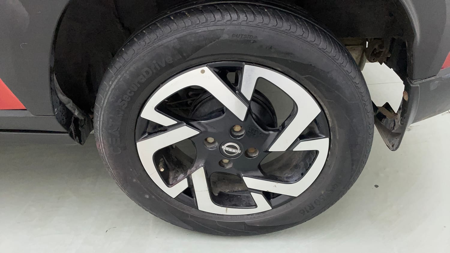 Used 2022 Nissan Magnite XV Turbo Petrol Manual tyres LEFT REAR TYRE RIM VIEW