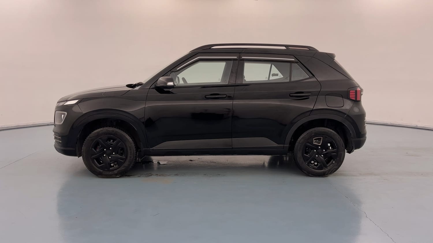 Used 2023 Hyundai Venue SX 1.2 MT Knight Edition Petrol Manual exterior LEFT SIDE VIEW