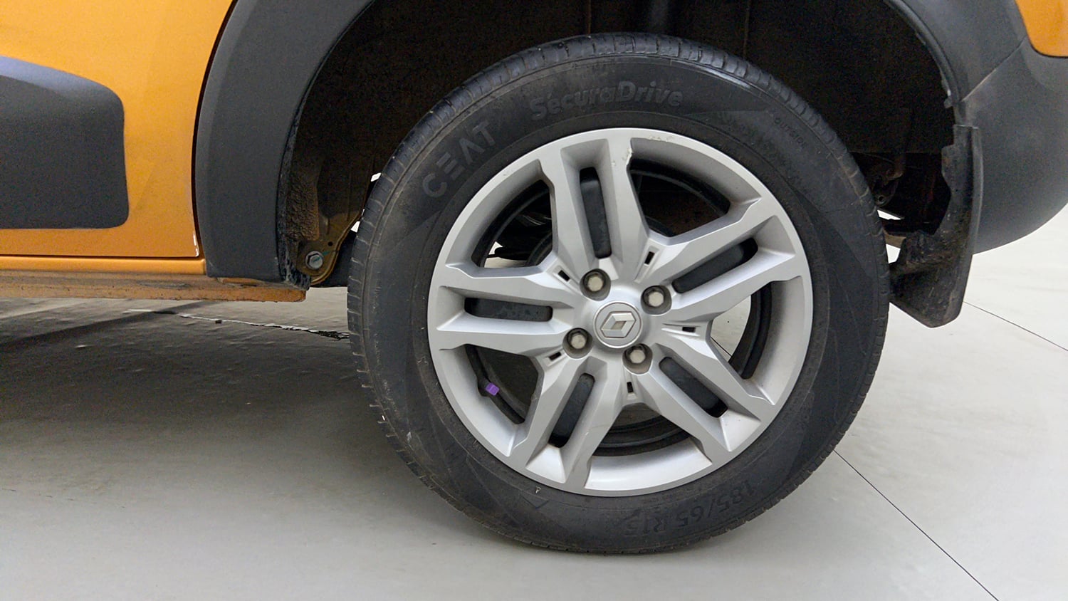 Used 2023 Renault Triber RXZ EASY-R AMT Petrol Automatic tyres LEFT REAR TYRE RIM VIEW