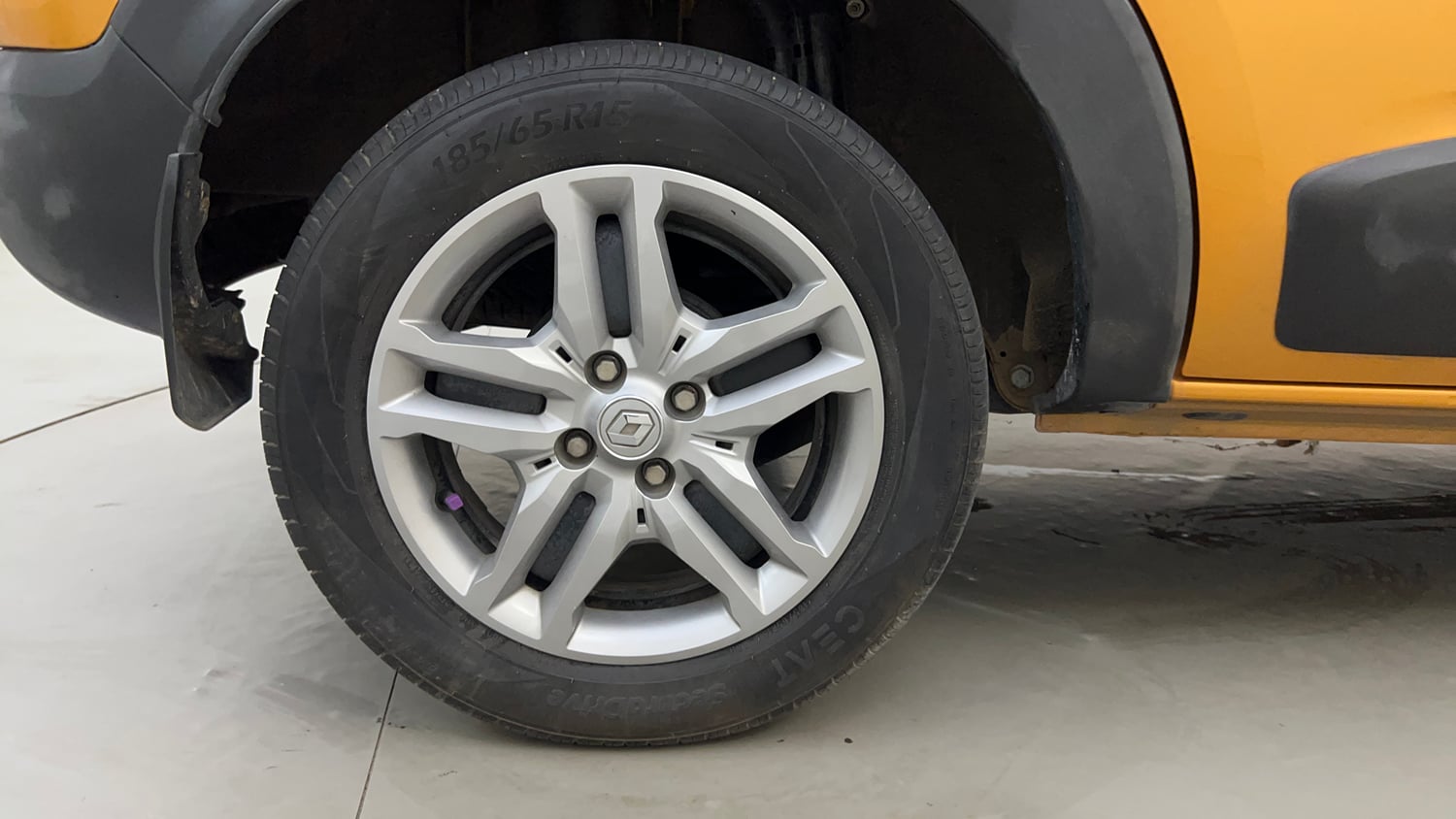 Used 2023 Renault Triber RXZ EASY-R AMT Petrol Automatic tyres RIGHT REAR TYRE RIM VIEW