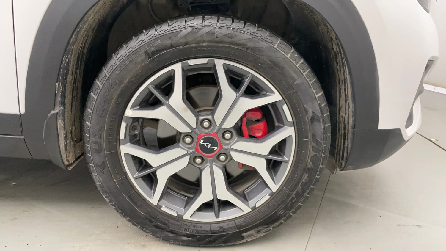 Used 2023 Kia Seltos GTX Plus 1.4 DCT Petrol Automatic tyres RIGHT FRONT TYRE RIM VIEW