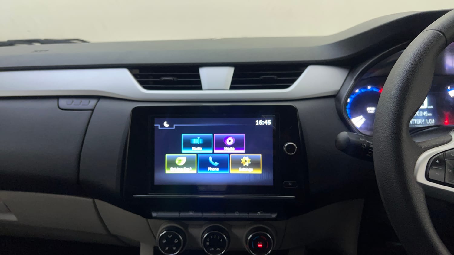 Used 2023 Renault Triber RXZ EASY-R AMT Petrol Automatic top_features Integrated (in-dash) music system