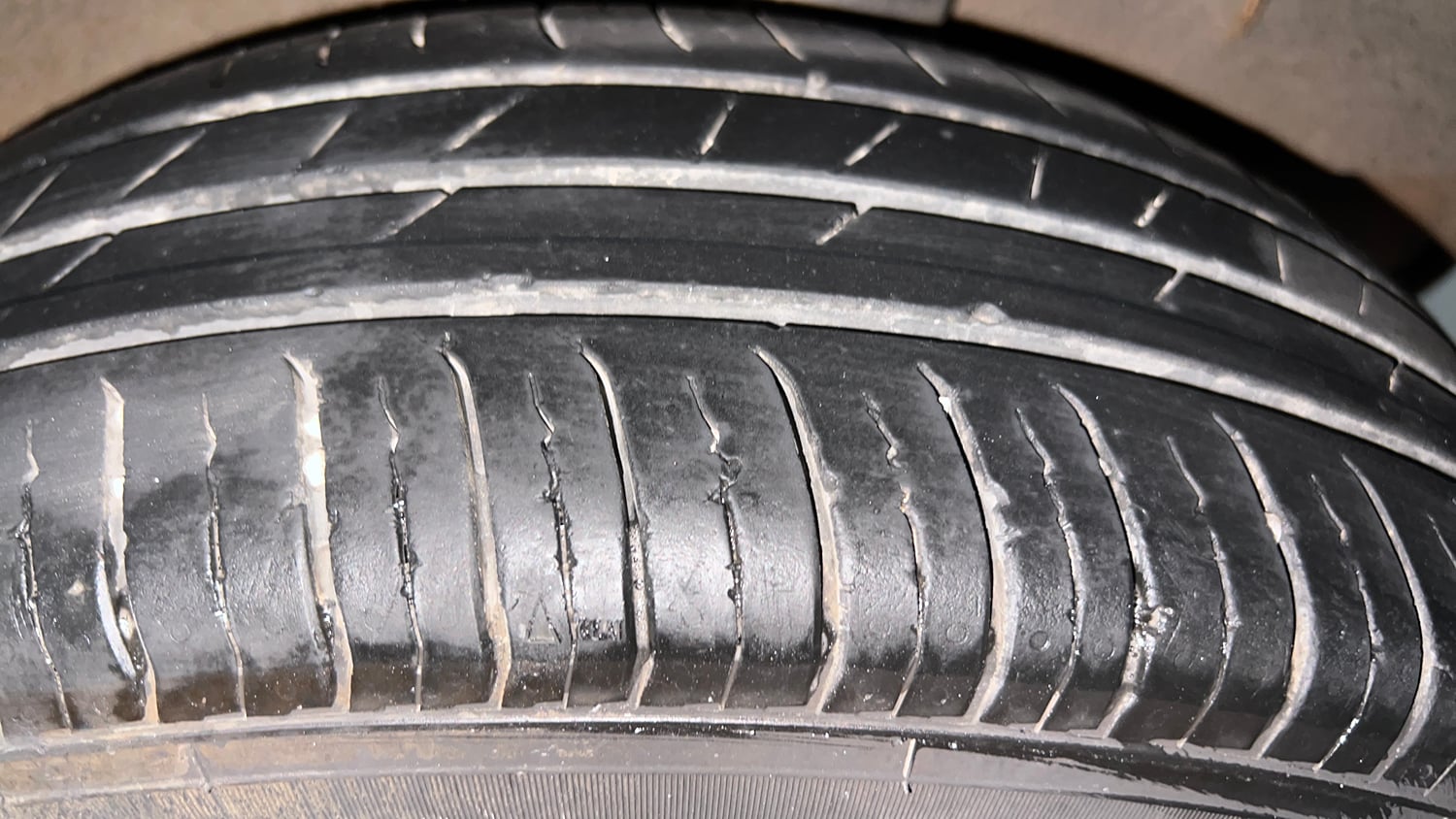 Used 2023 Renault Triber RXZ EASY-R AMT Petrol Automatic tyres LEFT REAR TYRE TREAD VIEW
