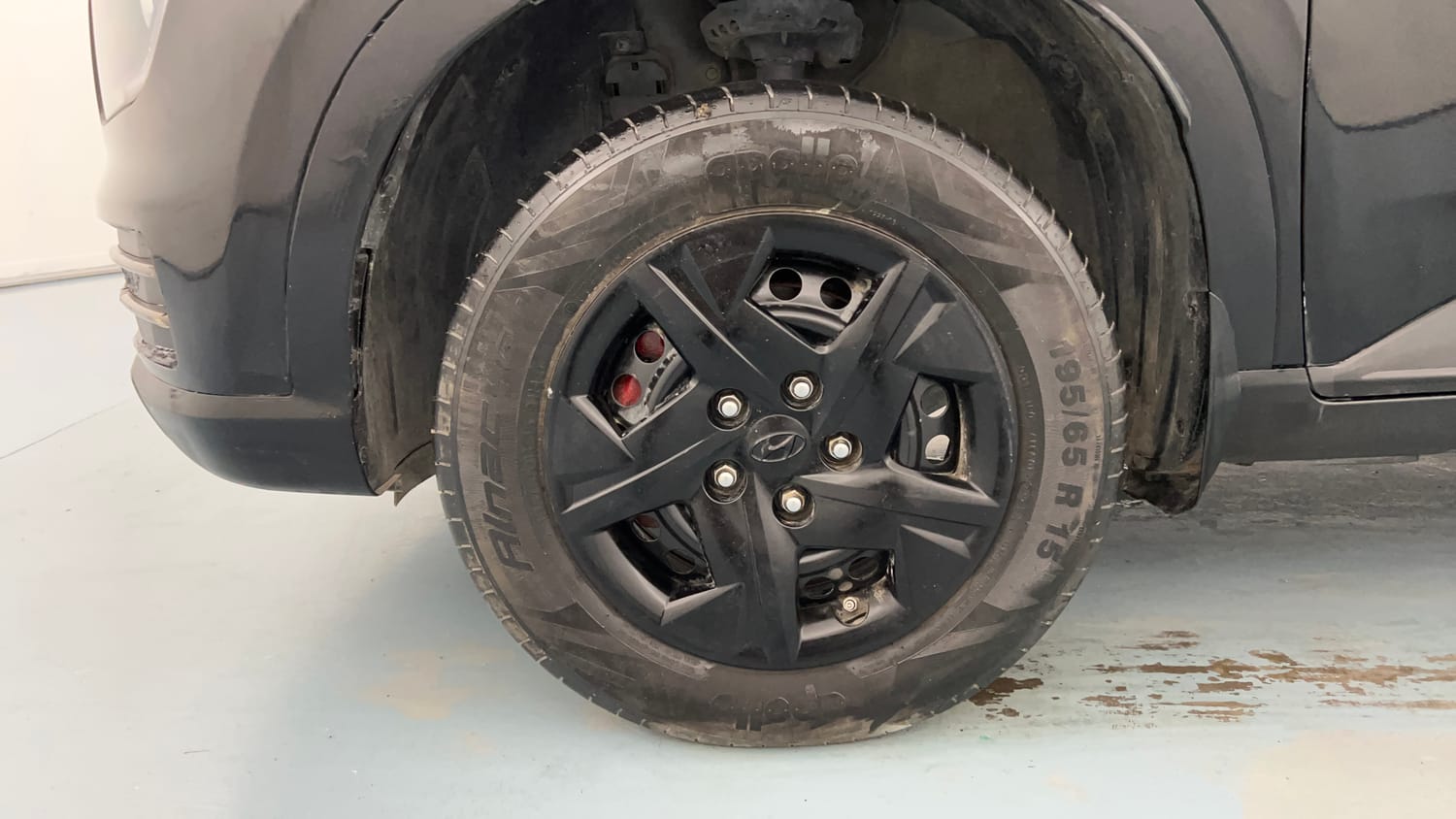 Used 2023 Hyundai Venue SX 1.2 MT Knight Edition Petrol Manual tyres LEFT FRONT TYRE RIM VIEW