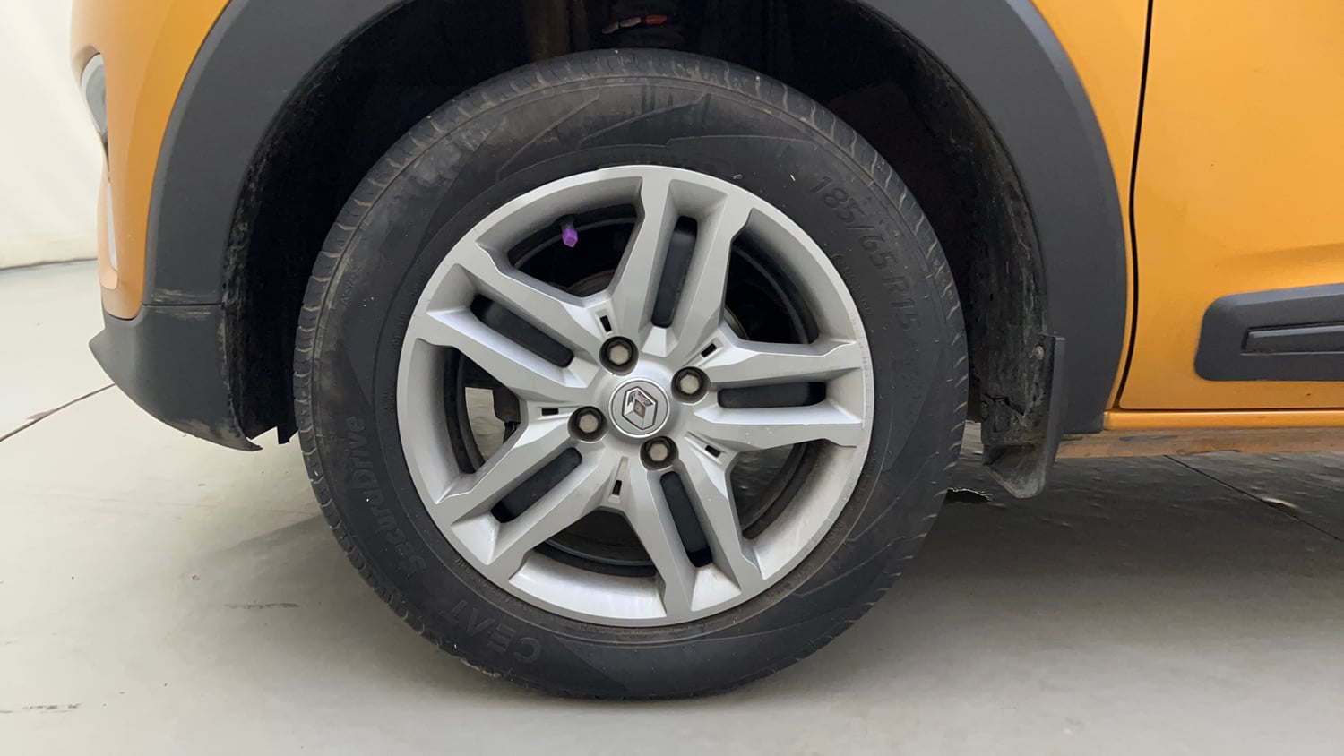 Used 2023 Renault Triber RXZ EASY-R AMT Petrol Automatic tyres LEFT FRONT TYRE RIM VIEW