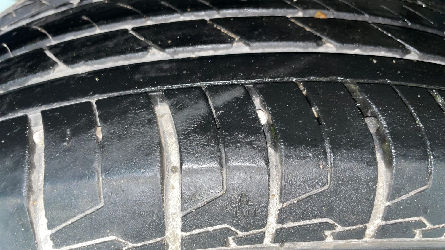 Used 2023 Kia Seltos GTX Plus 1.4 DCT Petrol Automatic tyres RIGHT REAR TYRE TREAD VIEW