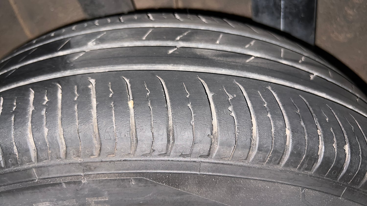 Used 2023 Renault Triber RXZ EASY-R AMT Petrol Automatic tyres RIGHT REAR TYRE TREAD VIEW