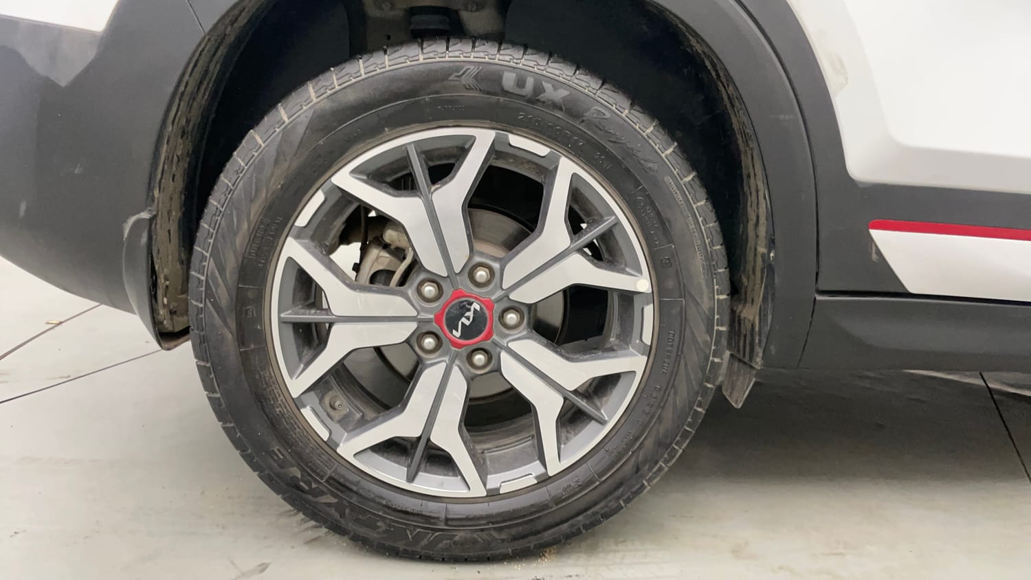 Used 2023 Kia Seltos GTX Plus 1.4 DCT Petrol Automatic tyres RIGHT REAR TYRE RIM VIEW