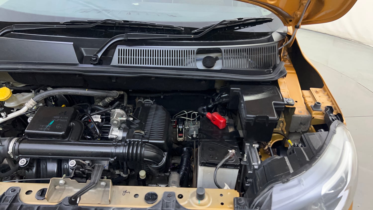 Used 2023 Renault Triber RXZ EASY-R AMT Petrol Automatic engine ENGINE LEFT SIDE HINGE & APRON VIEW