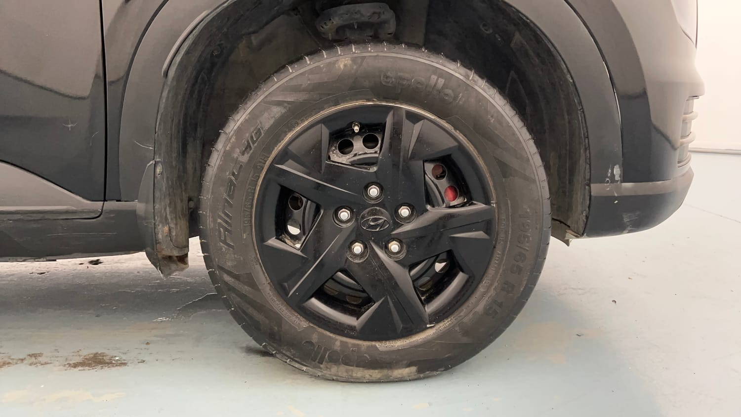 Used 2023 Hyundai Venue SX 1.2 MT Knight Edition Petrol Manual tyres RIGHT FRONT TYRE RIM VIEW