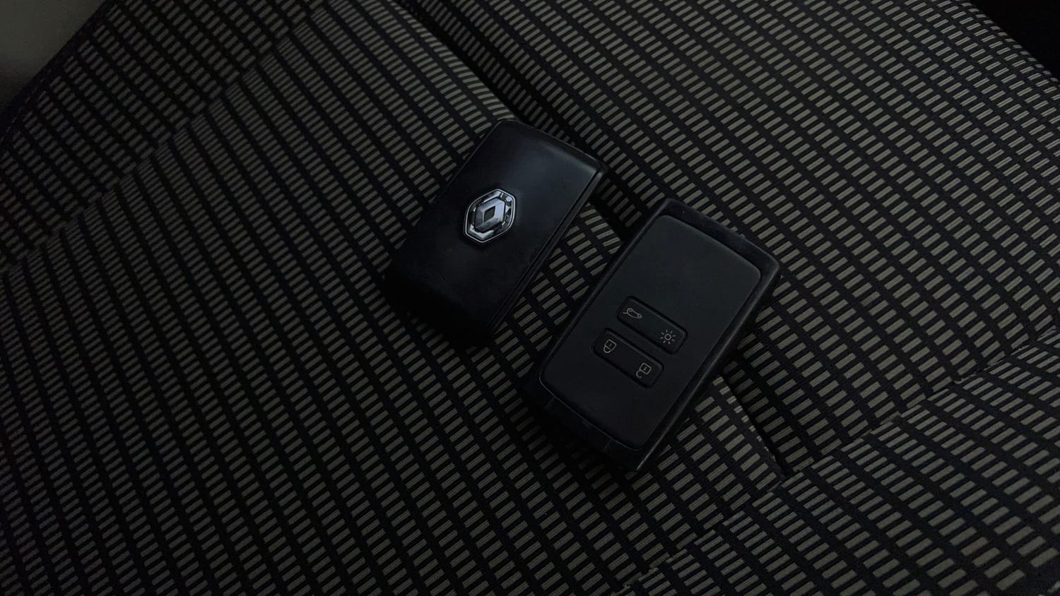 Used 2023 Renault Triber RXZ EASY-R AMT Petrol Automatic extra CAR KEY VIEW