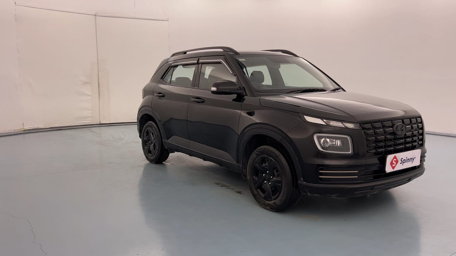 Used 2023 Hyundai Venue SX 1.2 MT Knight Edition Petrol Manual exterior RIGHT FRONT CORNER VIEW