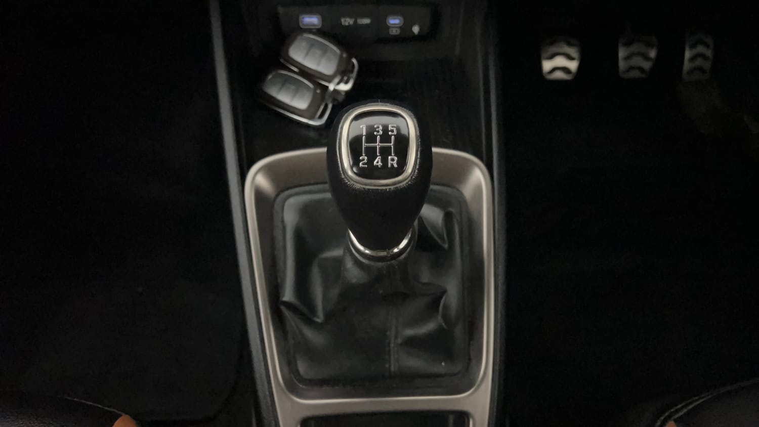 Used 2023 Hyundai Venue SX 1.2 MT Knight Edition Petrol Manual interior GEAR  KNOB VIEW