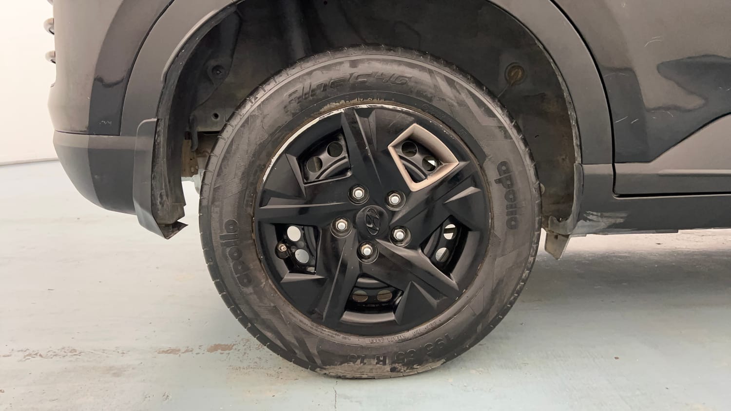 Used 2023 Hyundai Venue SX 1.2 MT Knight Edition Petrol Manual tyres RIGHT REAR TYRE RIM VIEW