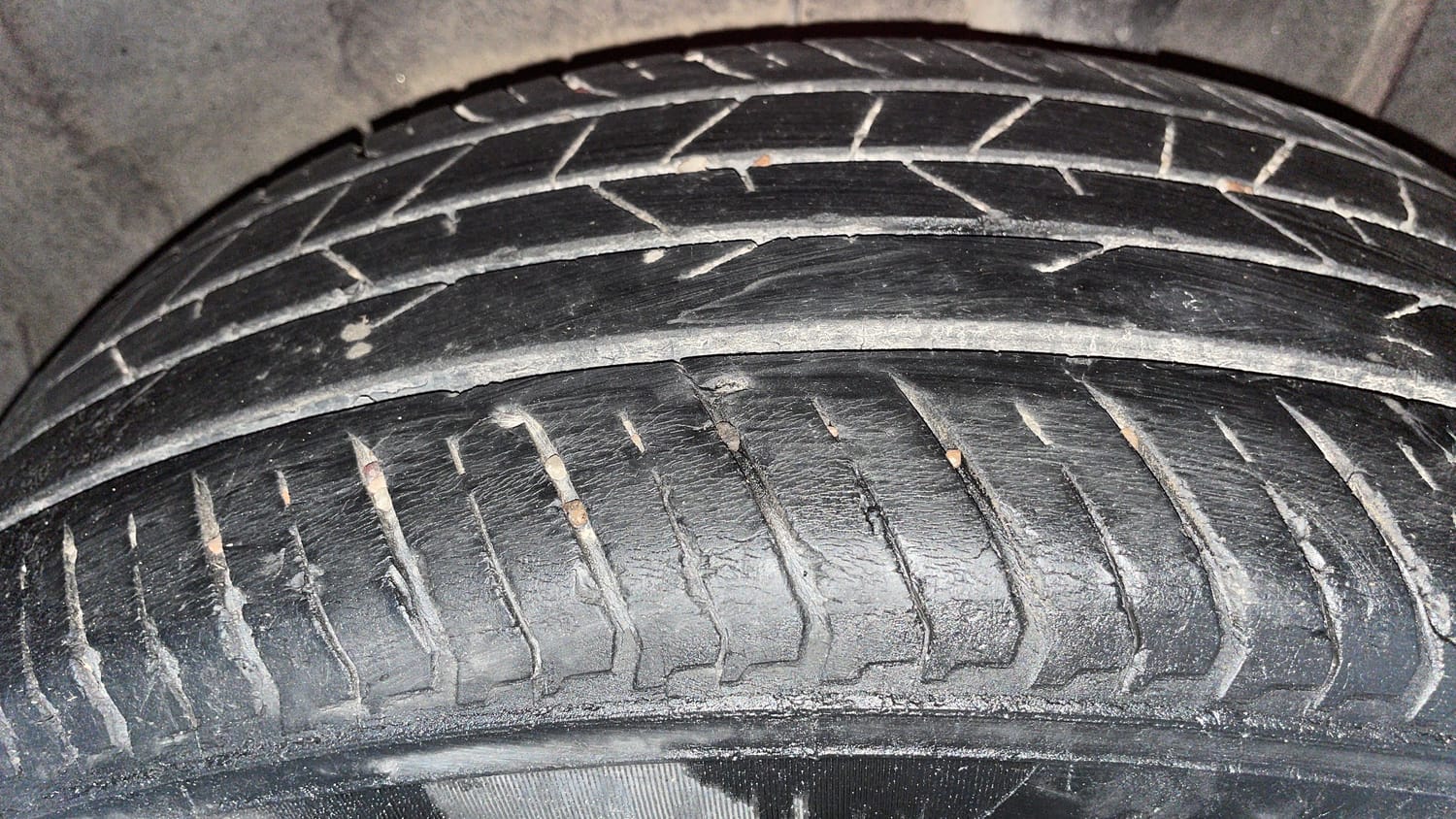 Used 2022 Nissan Magnite XV Turbo Petrol Manual tyres LEFT REAR TYRE TREAD VIEW