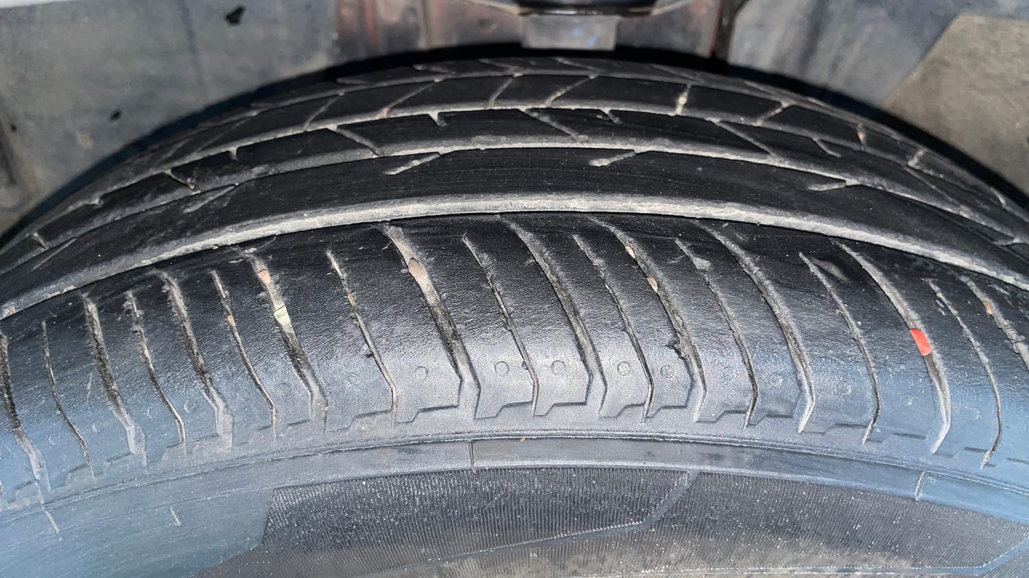 Used 2022 Nissan Magnite XV Turbo Petrol Manual tyres LEFT FRONT TYRE TREAD VIEW