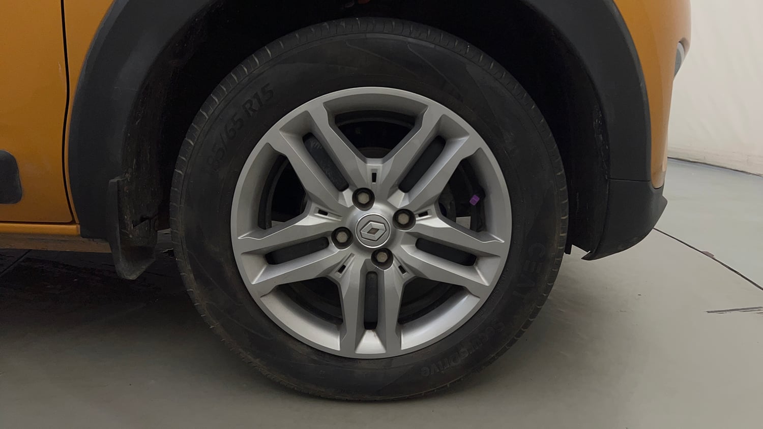 Used 2023 Renault Triber RXZ EASY-R AMT Petrol Automatic tyres RIGHT FRONT TYRE RIM VIEW