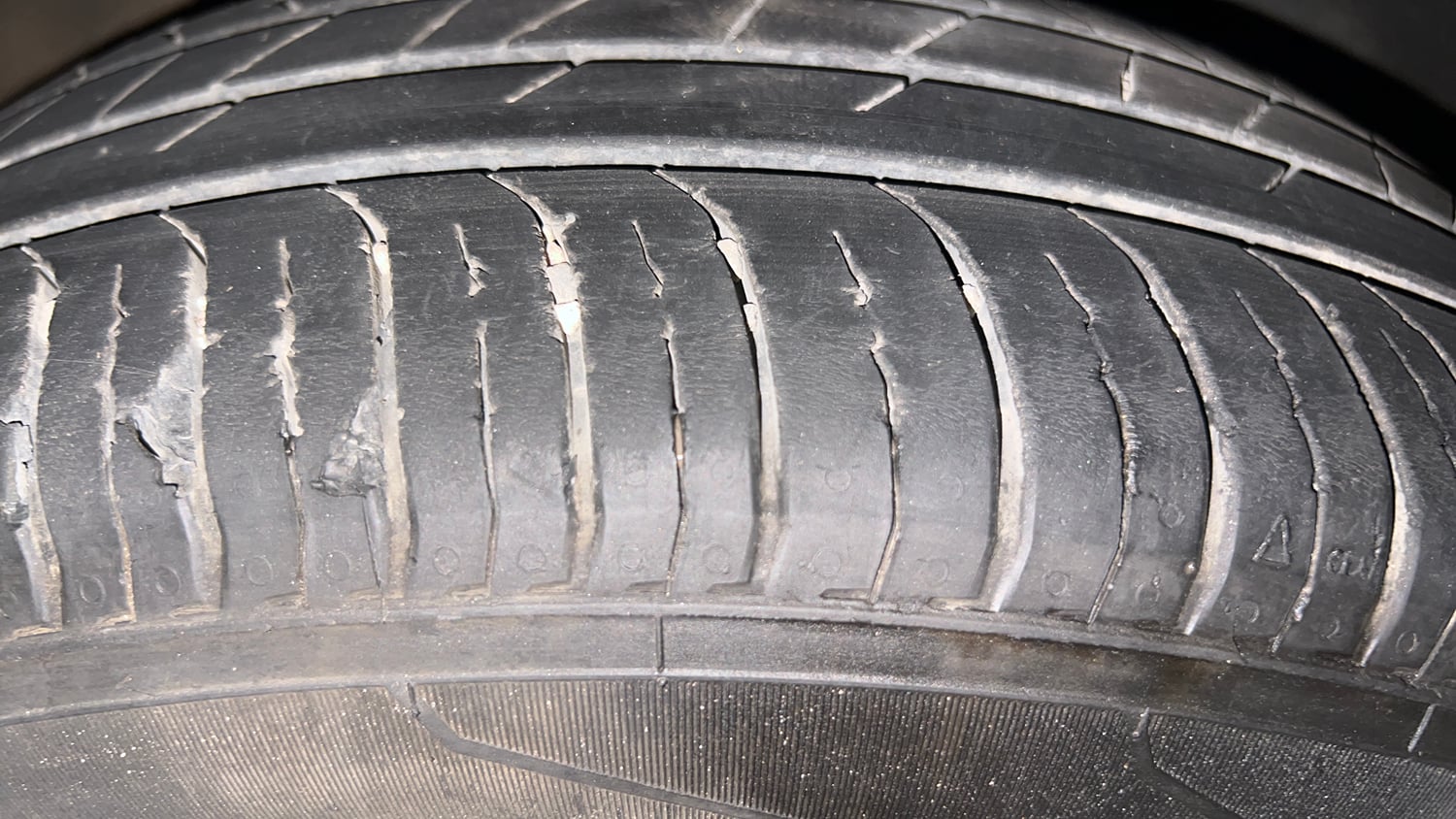Used 2023 Renault Triber RXZ EASY-R AMT Petrol Automatic tyres RIGHT FRONT TYRE TREAD VIEW