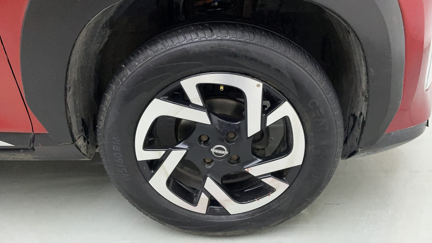 Used 2022 Nissan Magnite XV Turbo Petrol Manual tyres RIGHT FRONT TYRE RIM VIEW