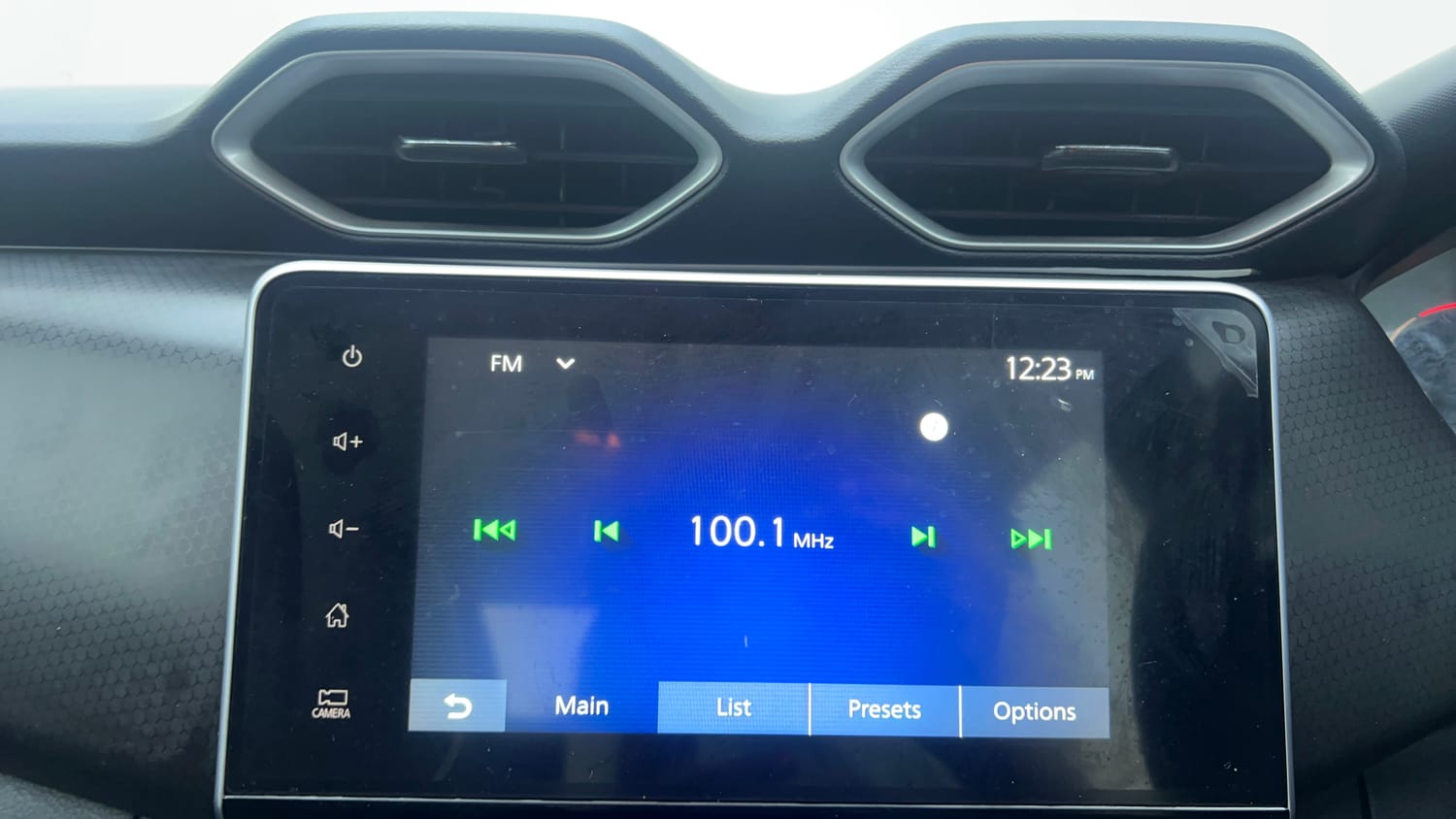 Used 2022 Nissan Magnite XV Premium Petrol Manual top_features Integrated (in-dash) music system