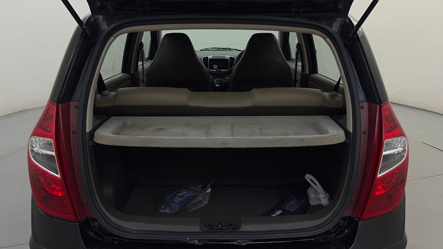 Used 2013 Hyundai i10 Era 1.1 iRDE2 Petrol Manual interior DICKY INSIDE VIEW