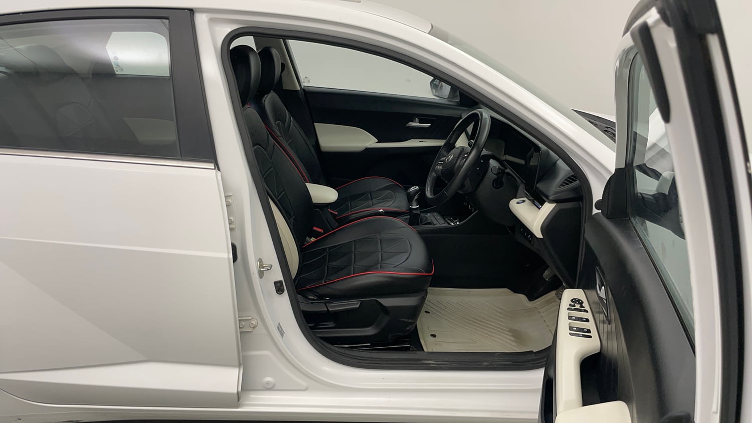 Used 2024 Hyundai Verna SX 1.5 Petrol MT Petrol Manual interior RIGHT SIDE FRONT DOOR CABIN VIEW