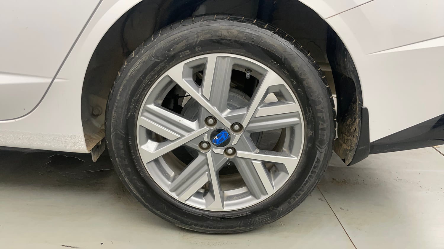 Used 2024 Hyundai Verna SX 1.5 Petrol MT Petrol Manual tyres LEFT REAR TYRE RIM VIEW