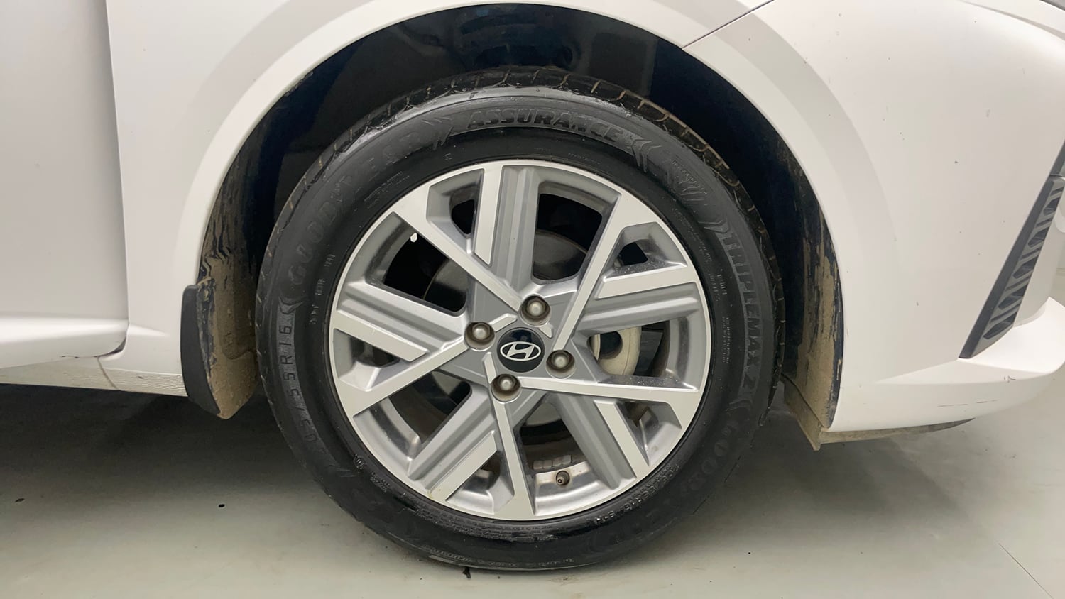 Used 2024 Hyundai Verna SX 1.5 Petrol MT Petrol Manual tyres RIGHT FRONT TYRE RIM VIEW