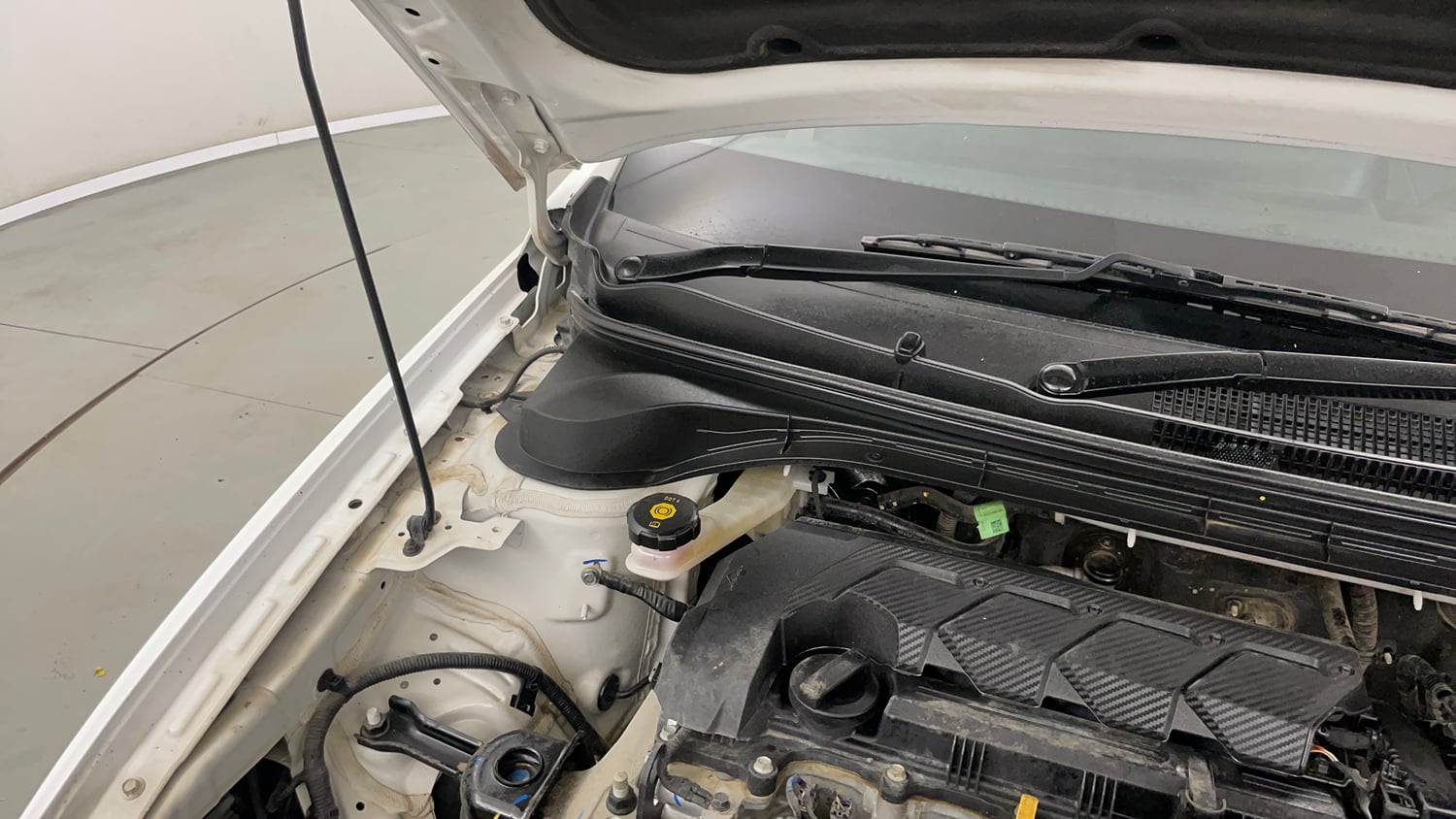 Used 2024 Hyundai Verna SX 1.5 Petrol MT Petrol Manual engine ENGINE RIGHT SIDE HINGE & APRON VIEW