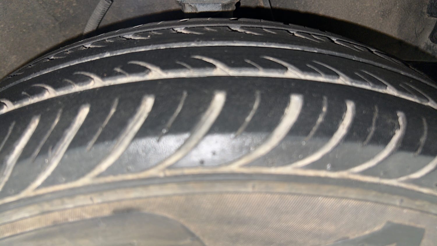 Used 2013 Hyundai i10 Era 1.1 iRDE2 Petrol Manual tyres RIGHT FRONT TYRE TREAD VIEW