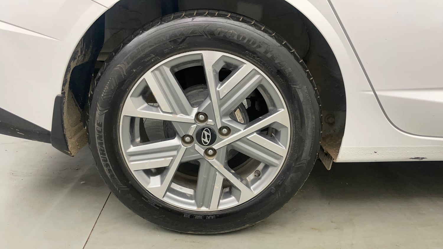 Used 2024 Hyundai Verna SX 1.5 Petrol MT Petrol Manual tyres RIGHT REAR TYRE RIM VIEW