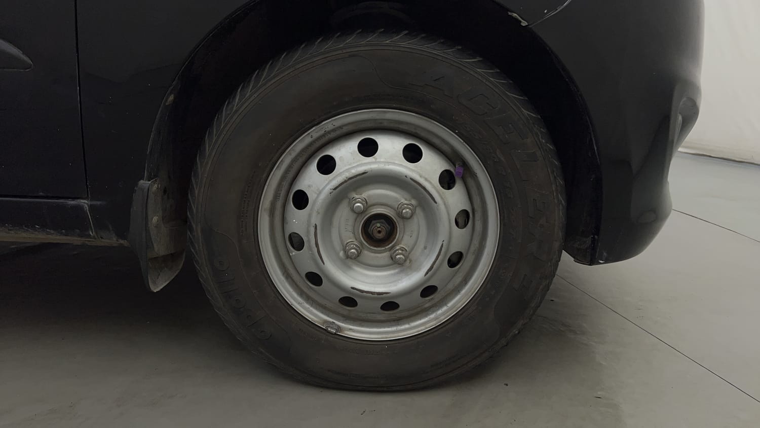 Used 2013 Hyundai i10 Era 1.1 iRDE2 Petrol Manual tyres RIGHT FRONT TYRE RIM VIEW