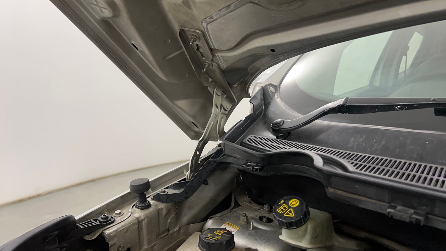 Used 2015 Ford EcoSport Titanium 1.5L TDCi Diesel Manual engine ENGINE RIGHT SIDE HINGE & APRON VIEW