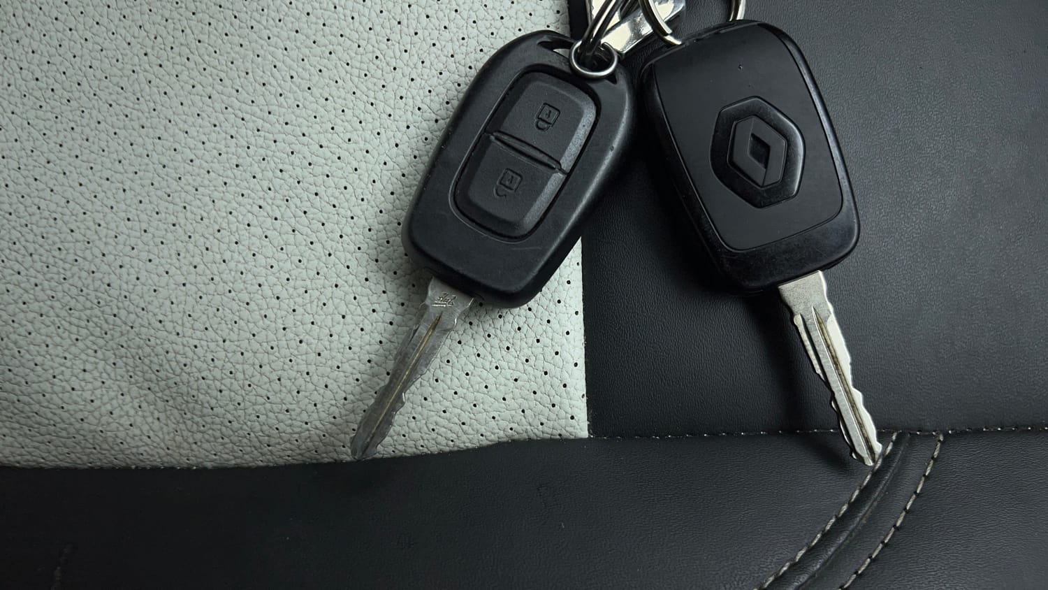Used 2020 Renault Triber RXL EASY-R AMT Petrol Automatic extra CAR KEY VIEW