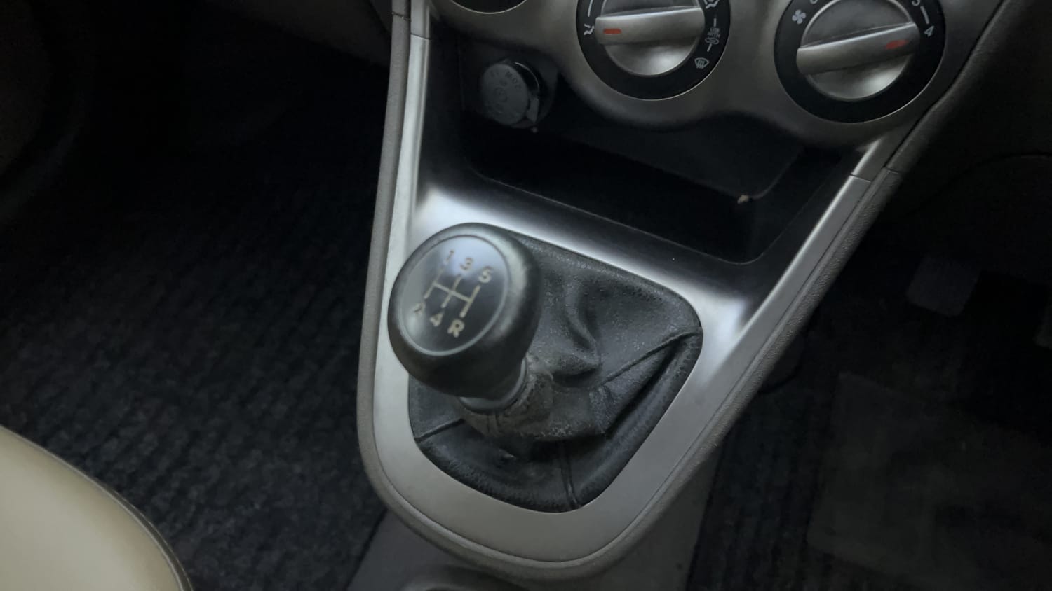 Used 2013 Hyundai i10 Era 1.1 iRDE2 Petrol Manual interior GEAR  KNOB VIEW
