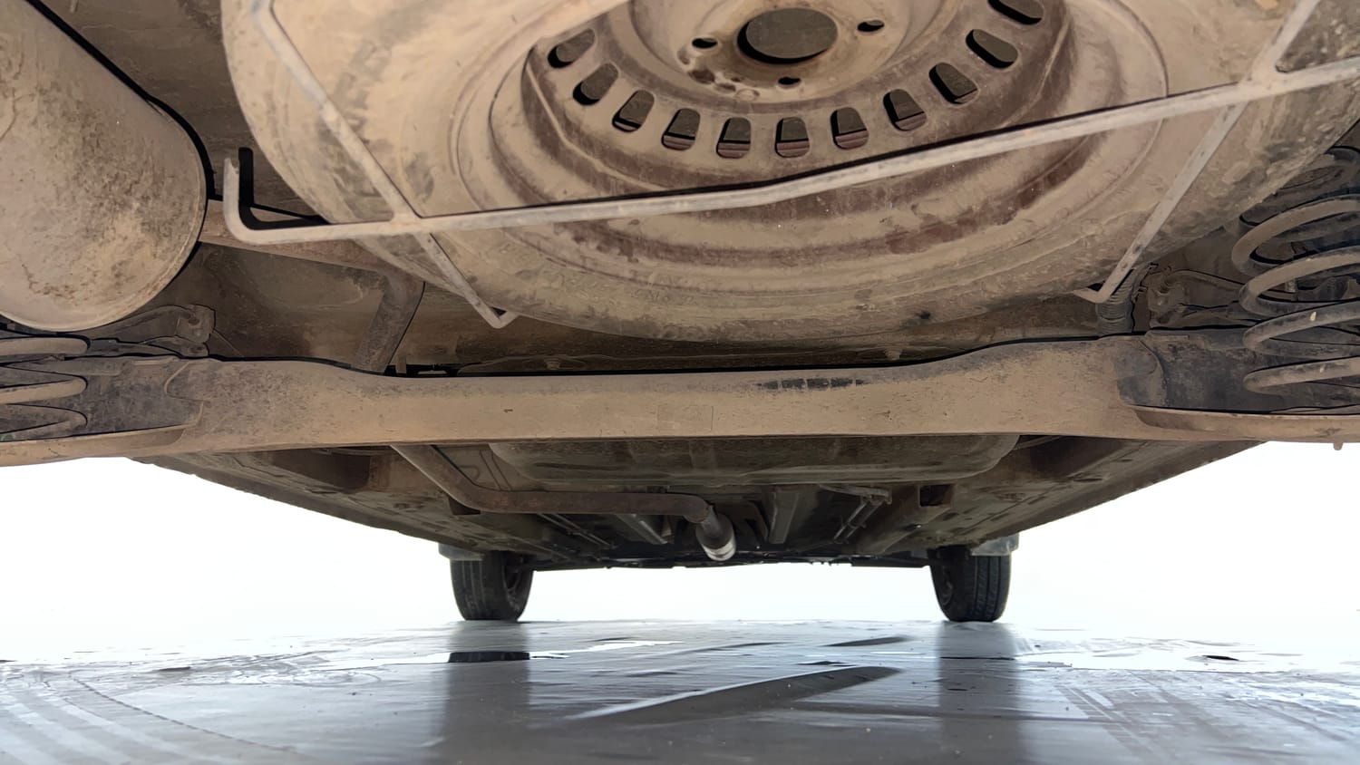 Used 2020 Renault Triber RXL EASY-R AMT Petrol Automatic extra REAR UNDERBODY VIEW (TAKEN FROM REAR)
