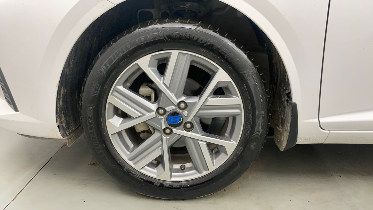 Used 2024 Hyundai Verna SX 1.5 Petrol MT Petrol Manual tyres LEFT FRONT TYRE RIM VIEW