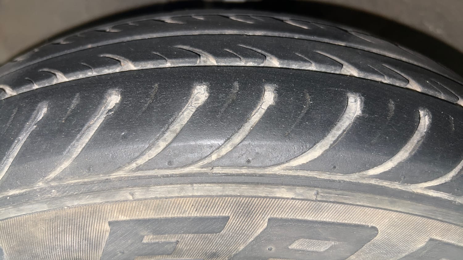 Used 2013 Hyundai i10 Era 1.1 iRDE2 Petrol Manual tyres LEFT FRONT TYRE TREAD VIEW