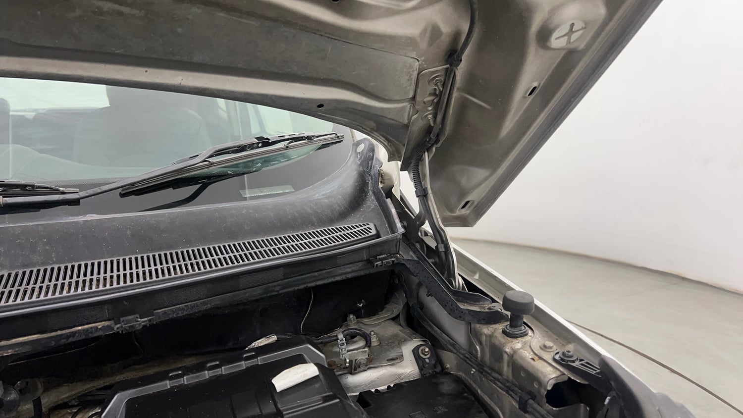Used 2015 Ford EcoSport Titanium 1.5L TDCi Diesel Manual engine ENGINE LEFT SIDE HINGE & APRON VIEW