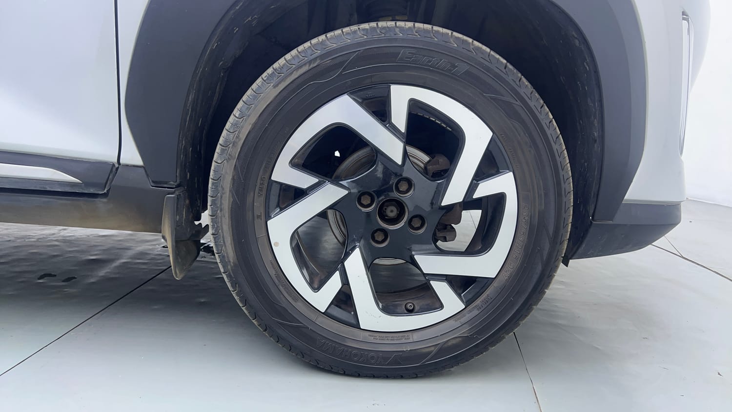Used 2022 Nissan Magnite XV Premium Petrol Manual tyres RIGHT FRONT TYRE RIM VIEW