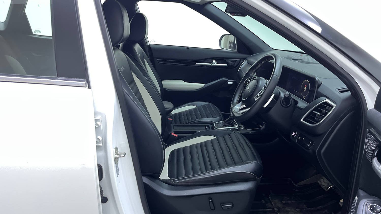 Used 2024 Kia Seltos GTX Plus 1.5 Turbo Petrol DCT Petrol Automatic interior RIGHT SIDE FRONT DOOR CABIN VIEW