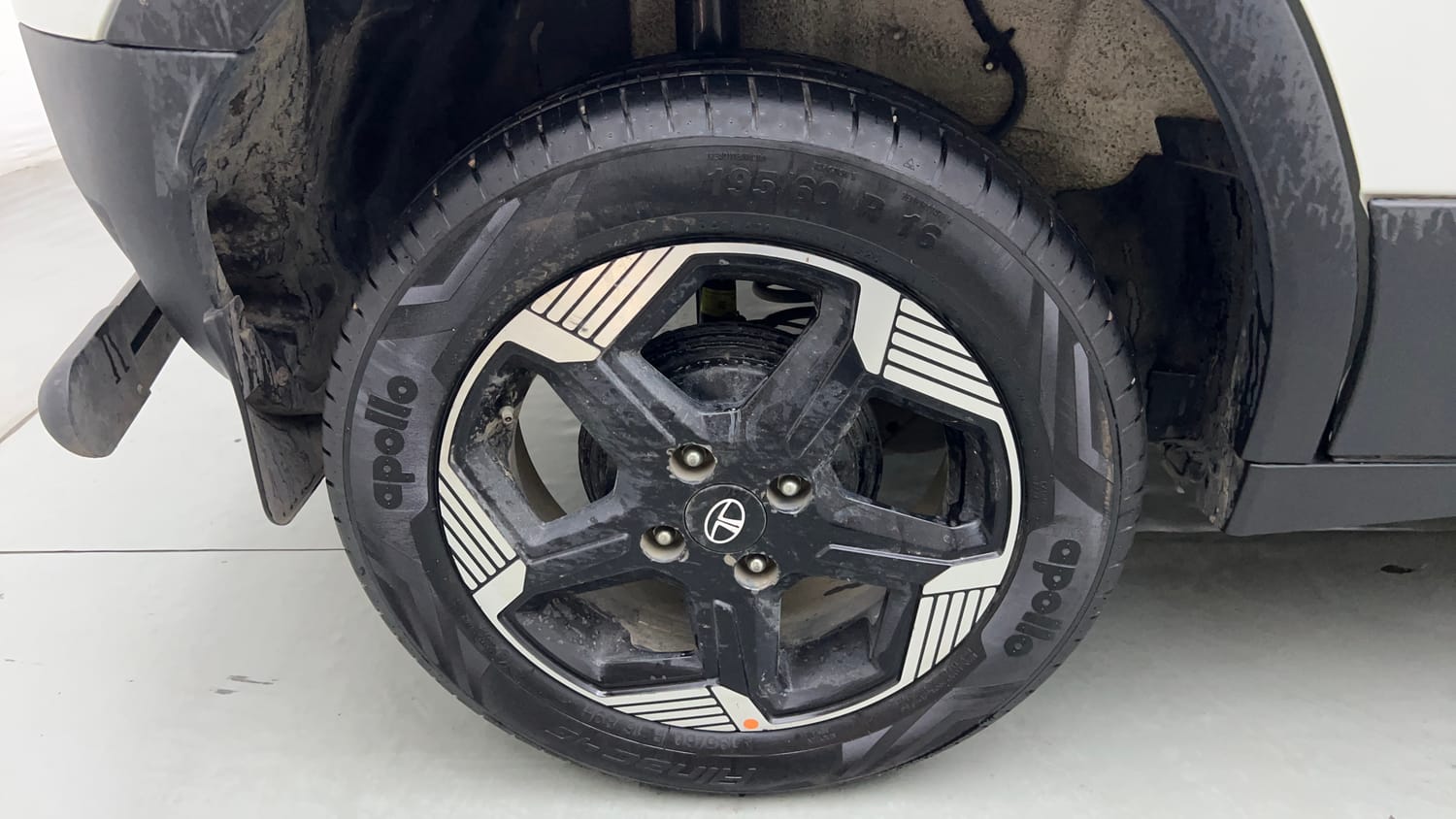 Used 2024 Tata Punch EV Empowered Plus S 3.3 Electric Automatic tyres RIGHT REAR TYRE RIM VIEW