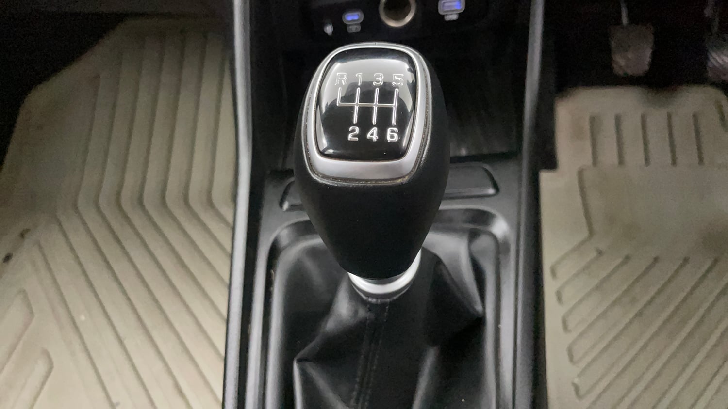 Used 2024 Hyundai Verna SX 1.5 Petrol MT Petrol Manual interior GEAR  KNOB VIEW
