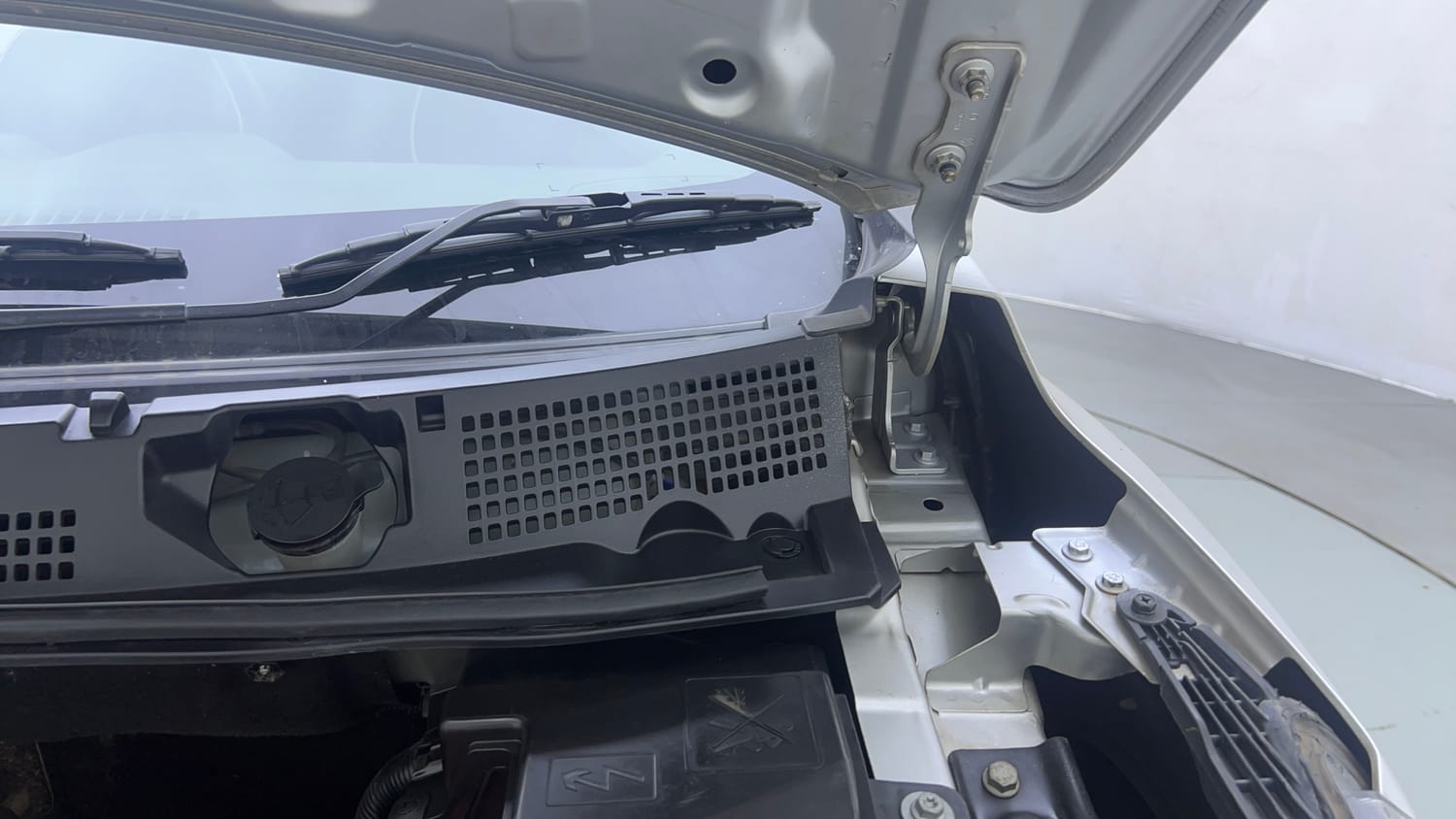 Used 2022 Nissan Magnite XV Premium Petrol Manual engine ENGINE LEFT SIDE HINGE & APRON VIEW