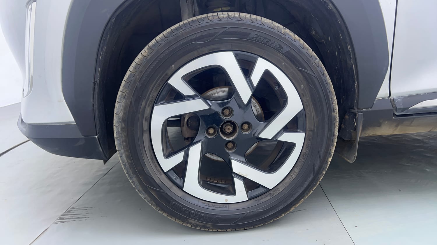 Used 2022 Nissan Magnite XV Premium Petrol Manual tyres LEFT FRONT TYRE RIM VIEW